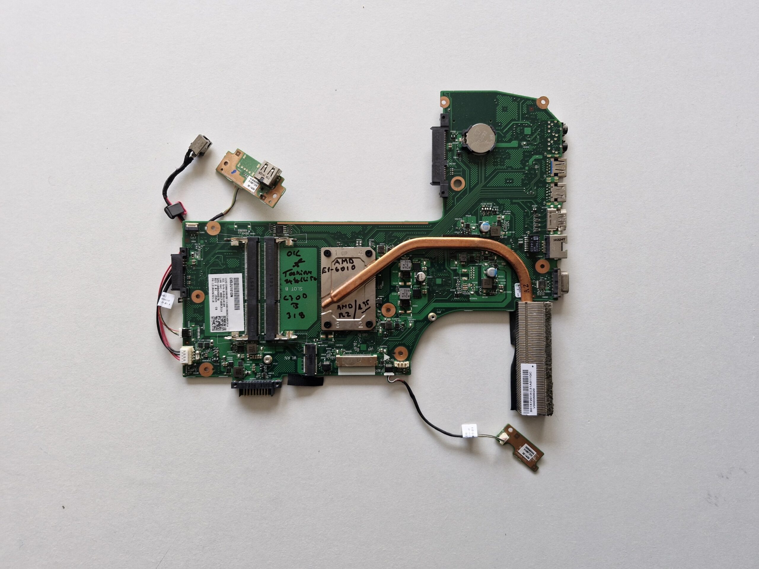 Carte Mère Toshiba Satellite C70D-B-318 | AMD E1-6010 + Radeon R5 | AR10AN-6050A2632101-MB-A01 - | PiecesPC.fr Carte Mère Toshiba Satellite C70D-B-318 | AMD E1-6010 + Radeon R5 | AR10AN-6050A2632101-MB-A01
