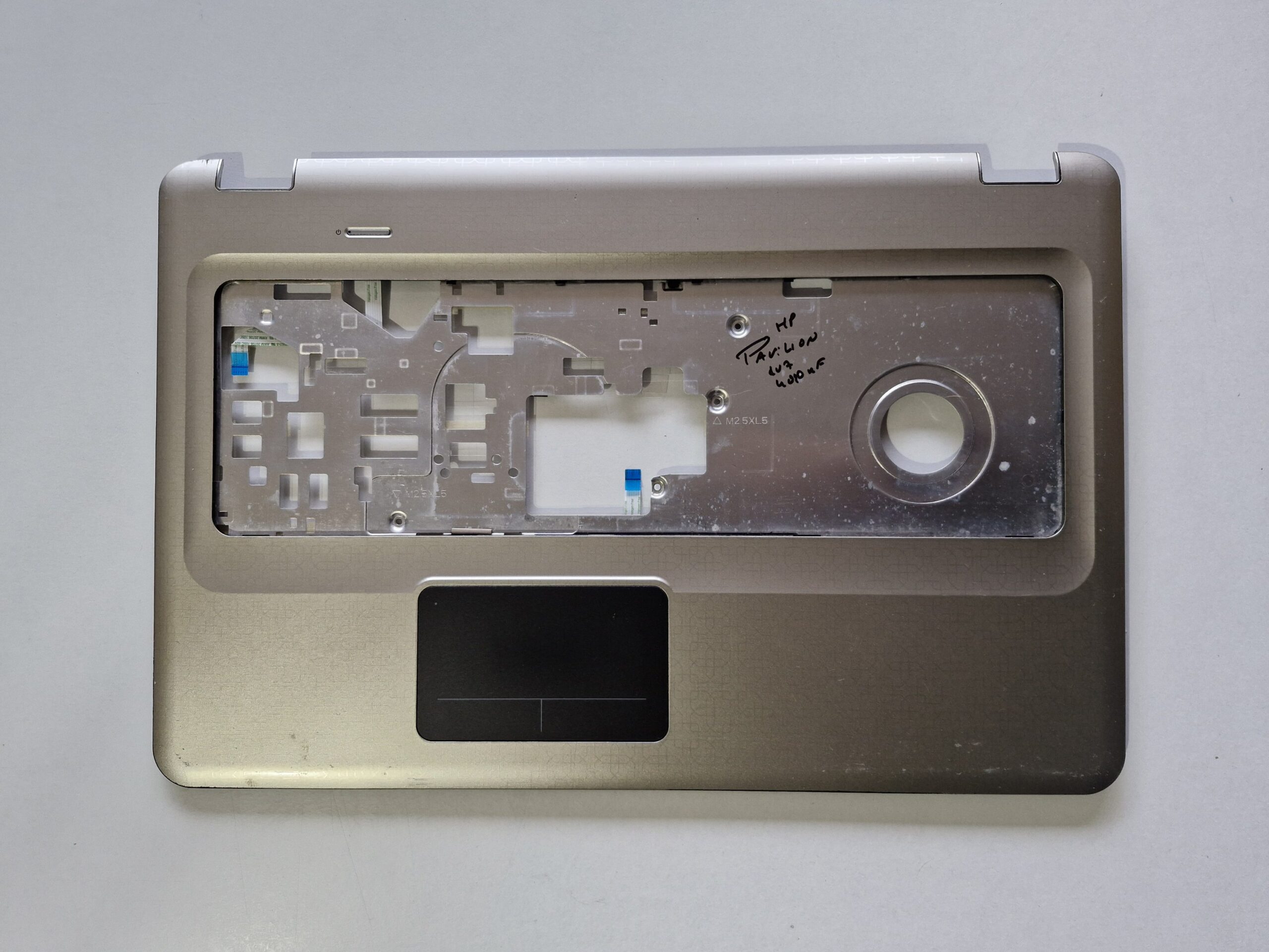 Palmrest avec Touchpad pour HP Pavilion DV7-4040NF – Couleur argent - | PiecesPC.fr Palmrest avec Touchpad pour HP Pavilion DV7-4040NF – Couleur argent