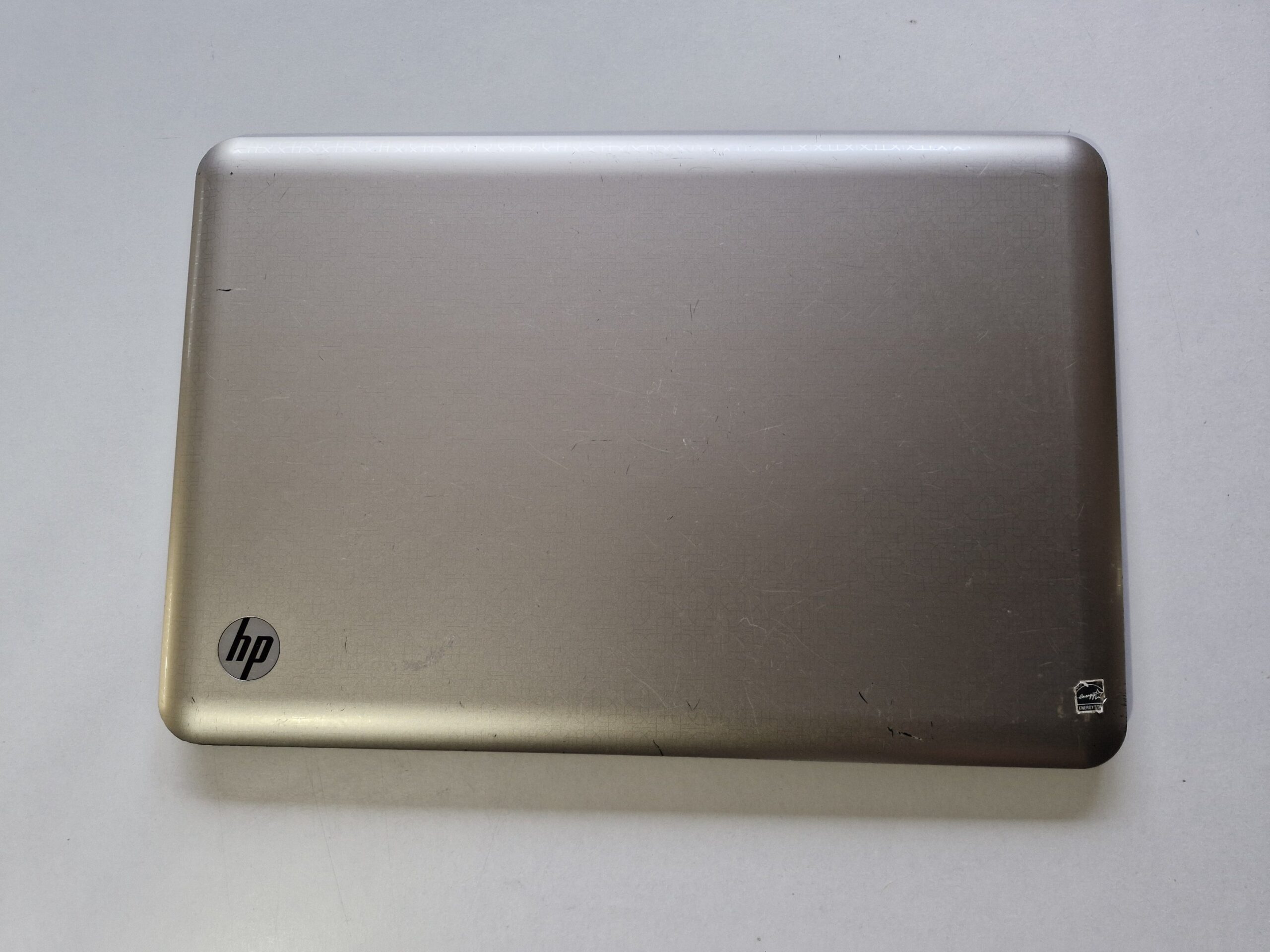 Capot arrière + câbles LCD pour HP Pavilion DV7-4040NF – Couleur argent - | PiecesPC.fr Capot arrière + câbles LCD pour HP Pavilion DV7-4040NF – Couleur argent