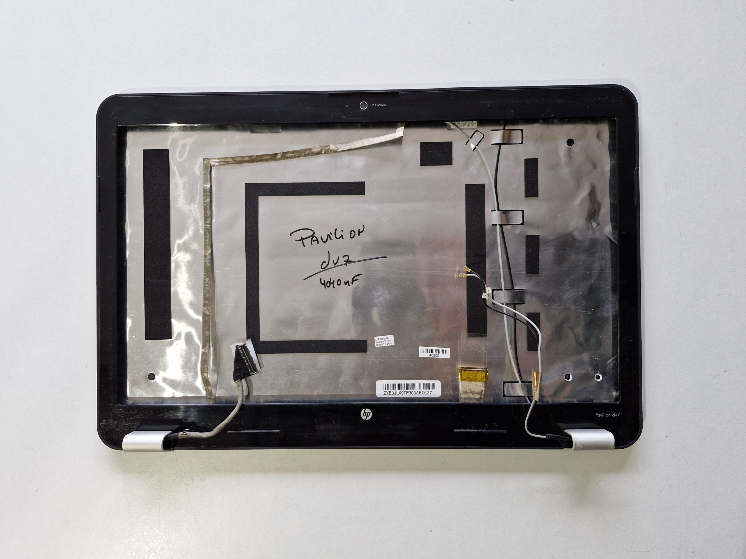 Capot arrière + câbles LCD pour HP Pavilion DV7-4040NF – Couleur argent - | PiecesPC.fr Capot arrière + câbles LCD pour HP Pavilion DV7-4040NF – Couleur argent – Image 2