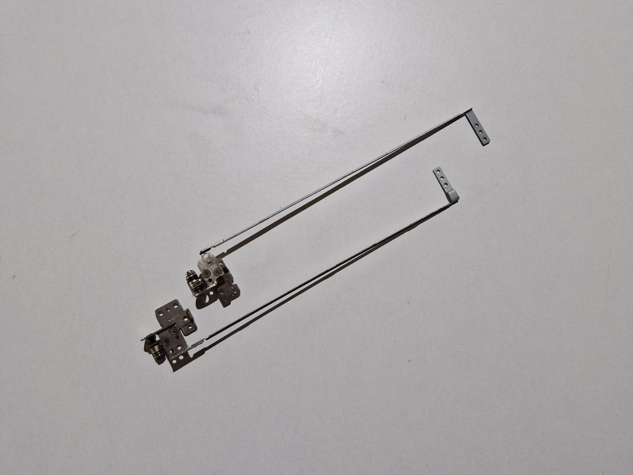 Charnières écran pour ASUS P550C – Kit gauche + droite – Réf. compatibles série P55 - | PiecesPC.fr Charnières écran pour ASUS P550C – Kit gauche + droite – Réf. compatibles série P55