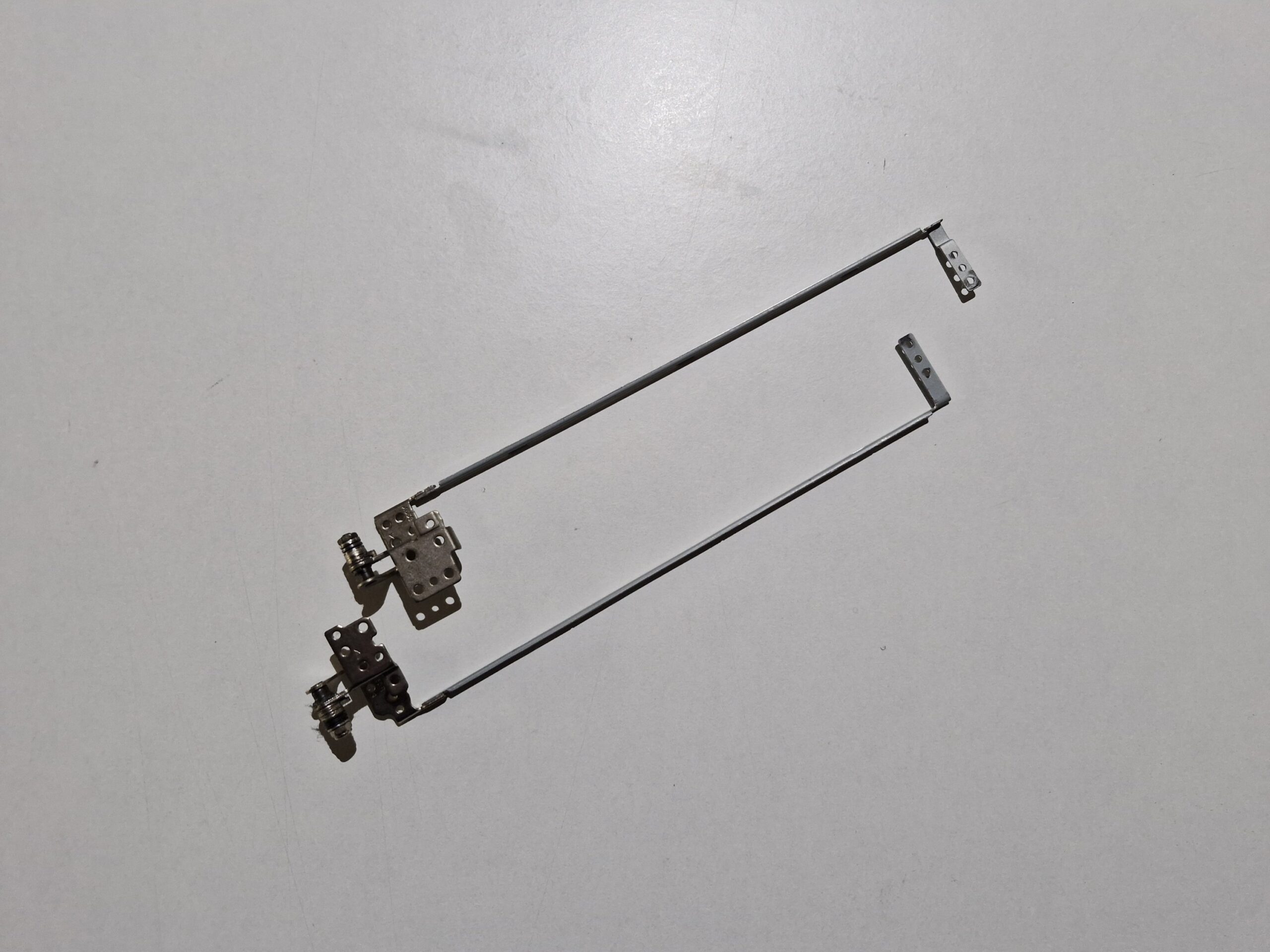 Charnières écran pour ASUS P550C – Kit gauche + droite – Réf. compatibles série P55 - | PiecesPC.fr Charnières écran pour ASUS P550C – Kit gauche + droite – Réf. compatibles série P55 – Image 2