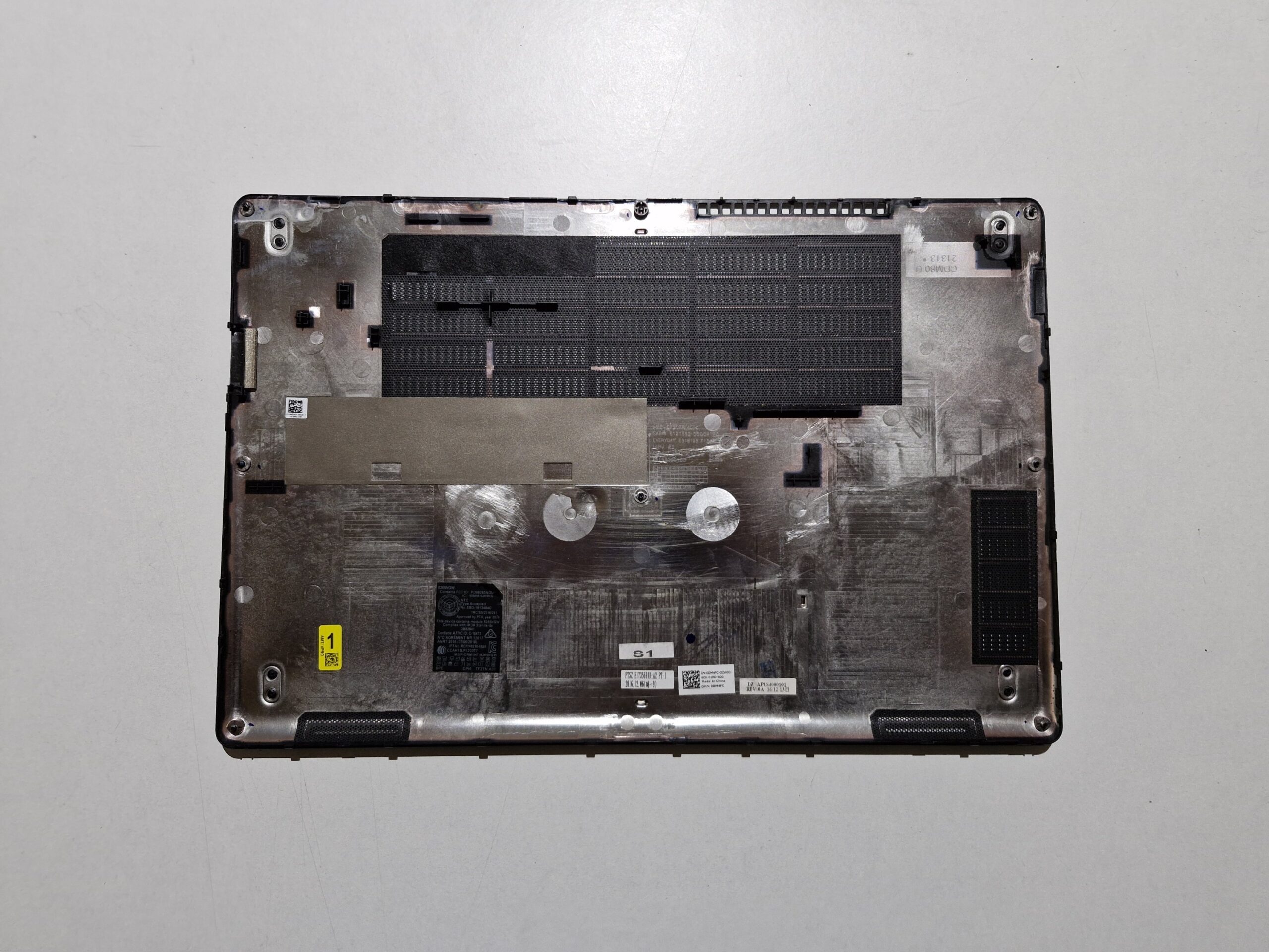 Coque inférieure / Bottom Case pour Dell Latitude 5580 - | PiecesPC.fr Coque inférieure / Bottom Case pour Dell Latitude 5580 – Image 2