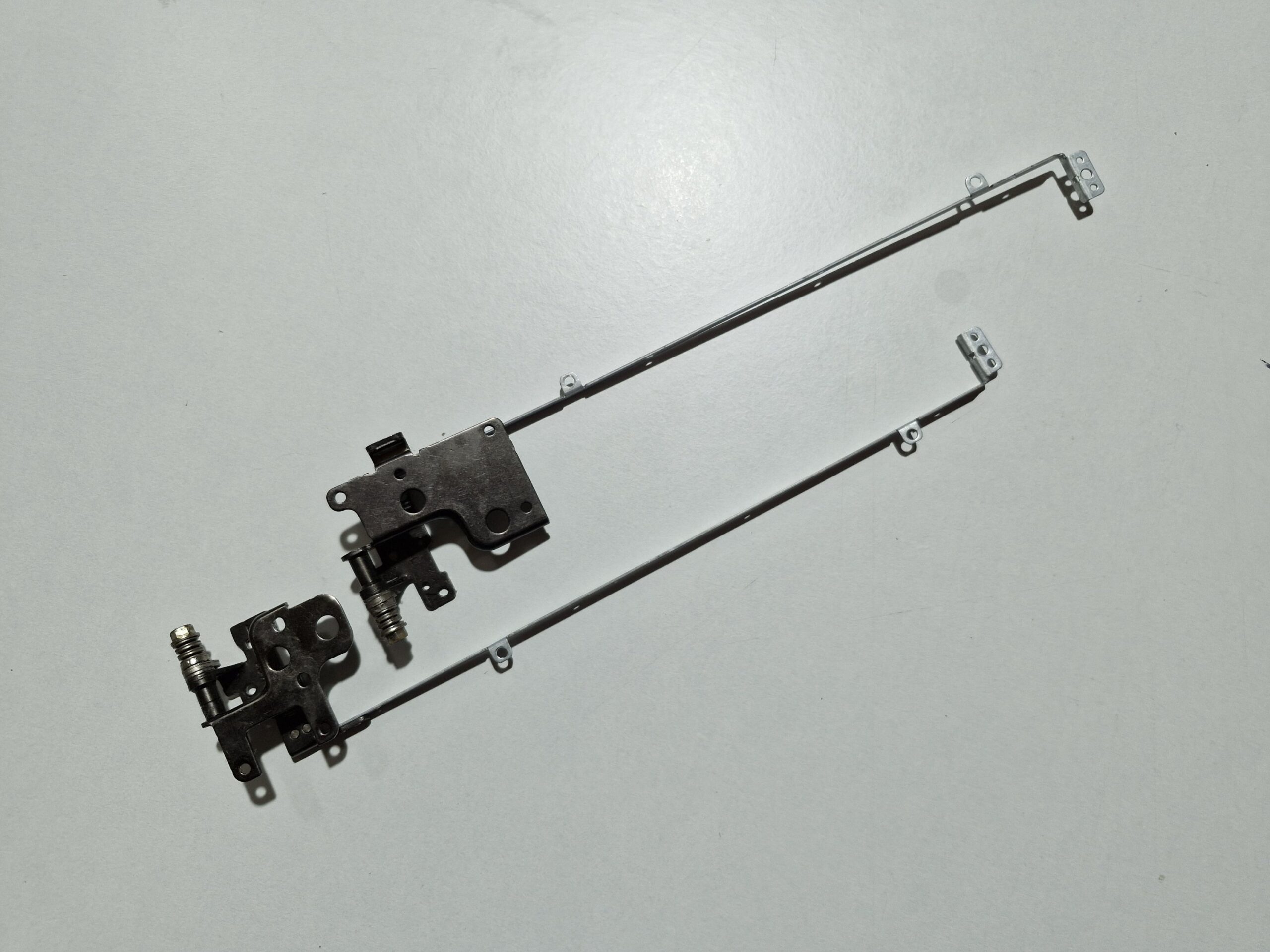 Acer Aspire E5-772 – Paire de charnières écran 17.3" – Image 2