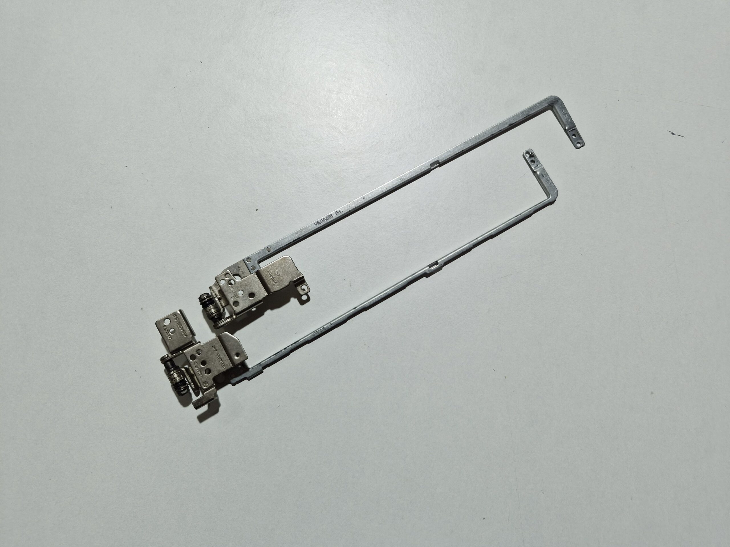 Dell Vostro 15 – Charnières écran (paire gauche + droite)