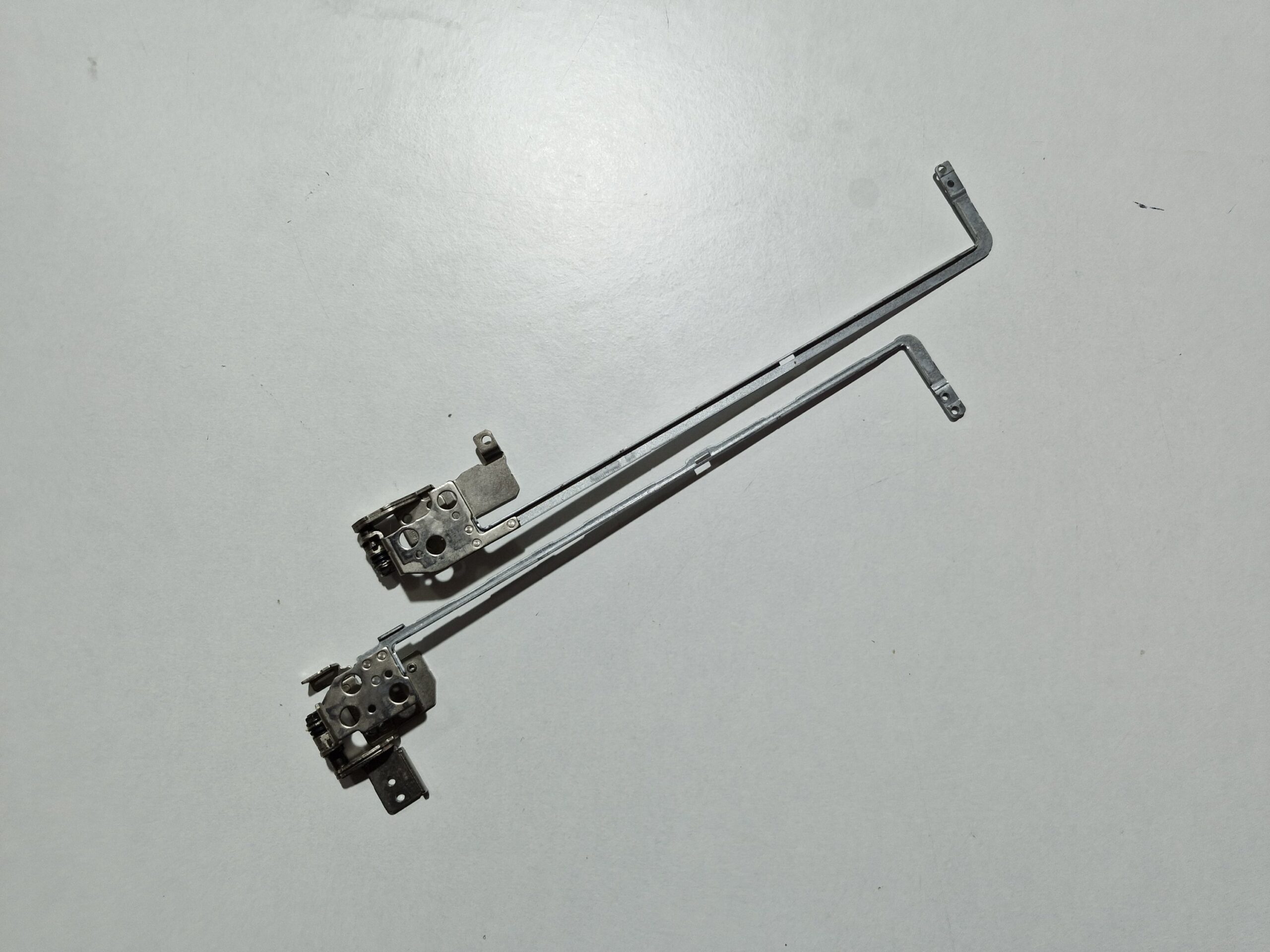 Dell Vostro 15 – Charnières écran (paire gauche + droite) – Image 2