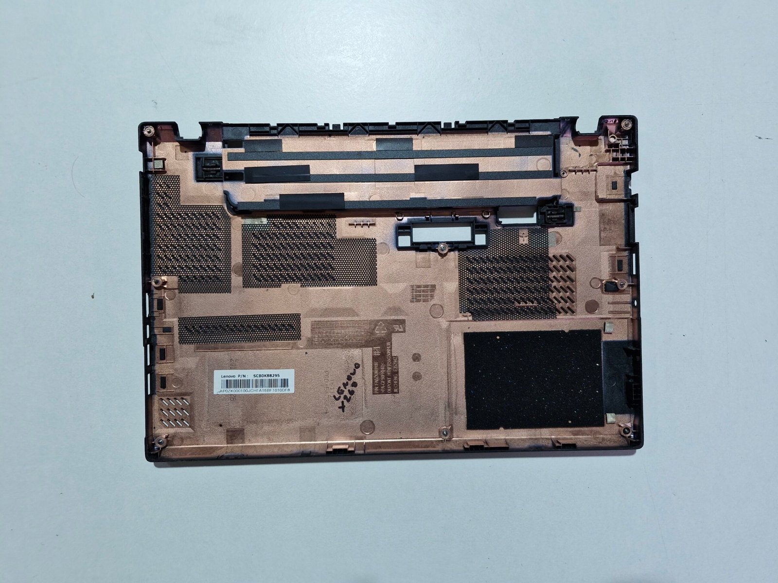 Lenovo ThinkPad X260 – Coque inférieure / Bottom Case (P/N SCB0K88295) – Image 2