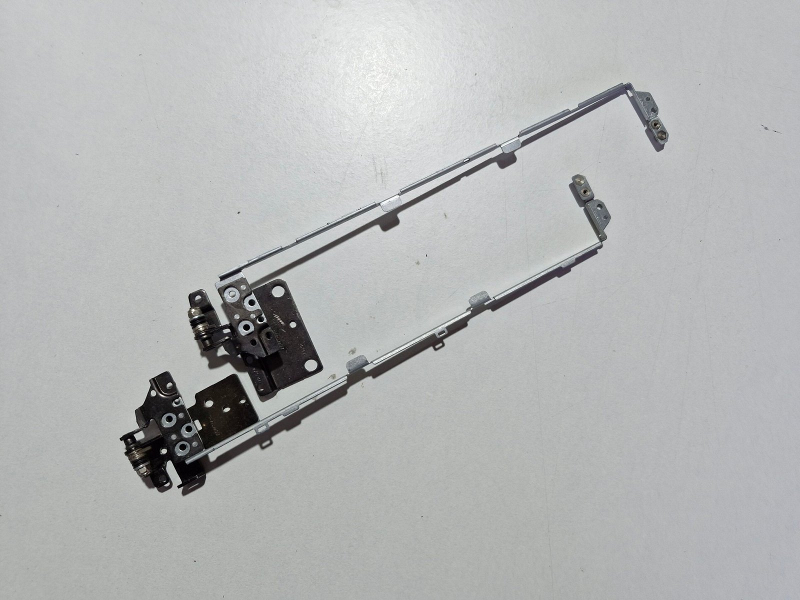 Charnières écran ACER Aspire ES1-521 64BK (gauche + droite) – Image 2