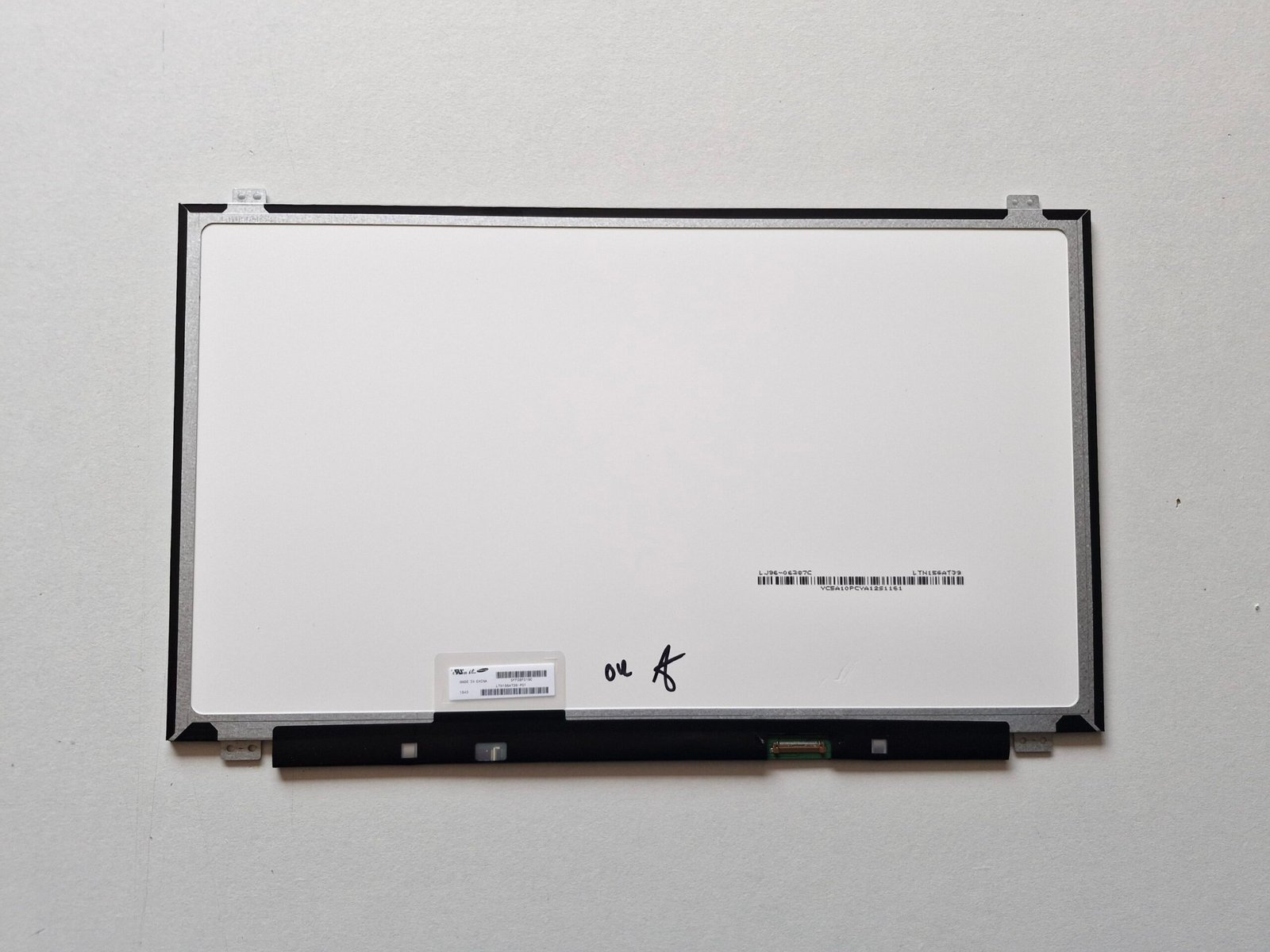 Écran PC Portable 15.6″ Samsung LTN156AT39-P01 – LED HD Brillant 30 Pins Bas Droit - PiecesPC.fr