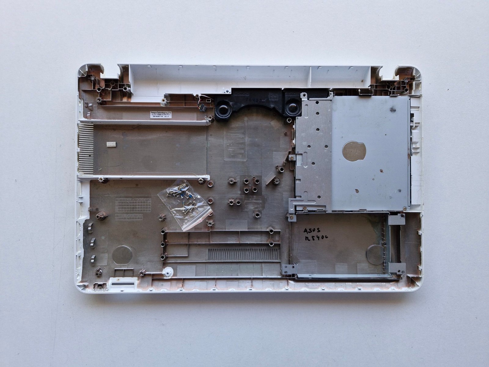 Coque Inférieure ASUS R540L / X540L – Bottom Case Blanche + Haut-Parleurs + Support HDD – Image 2