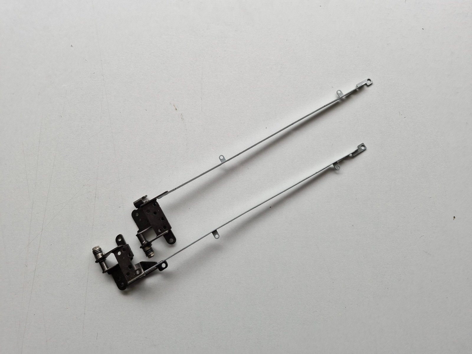 Charnières Écran Gauche + Droite Acer Aspire E17 ES1-711-P4JE – Supports LCD – Image 2