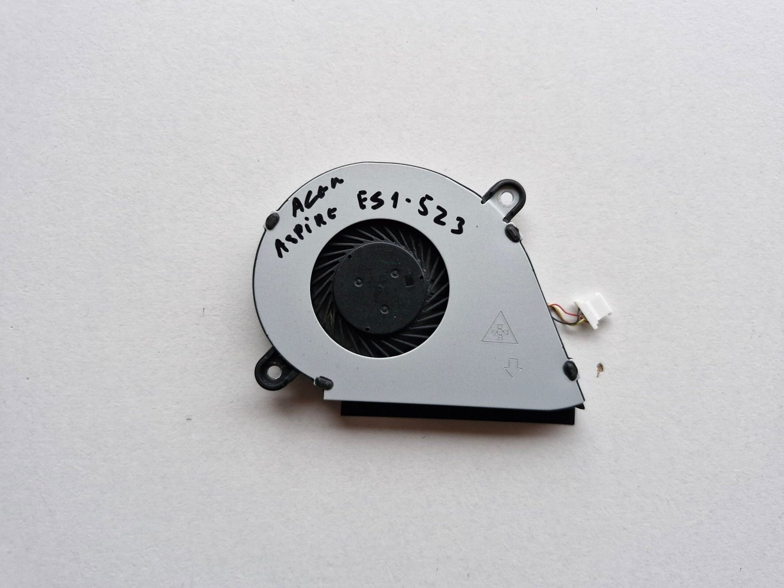 Ventilateur CPU Acer Aspire ES1-523 – FCN DC28000HSF0 4 Pins