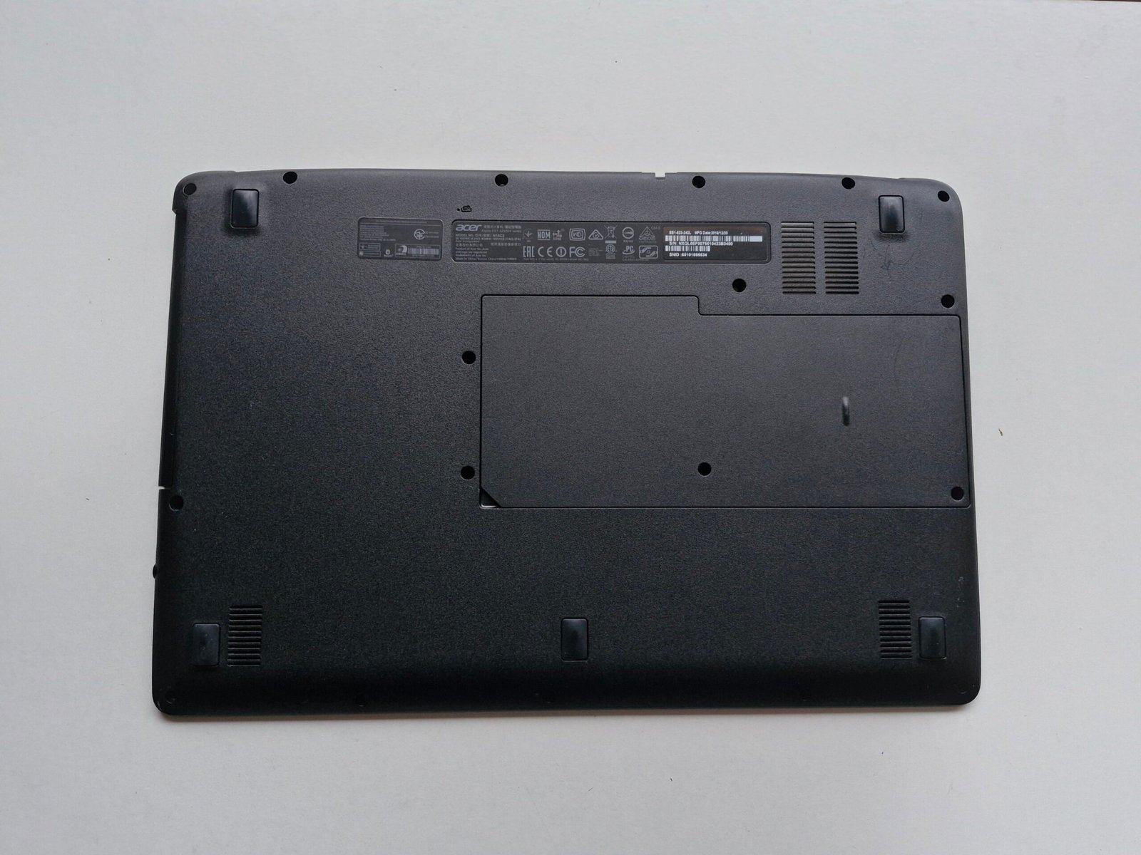 Coque Inférieure Acer Aspire ES1-523-242L – Bottom Case Noir avec Trappe et Accessoires